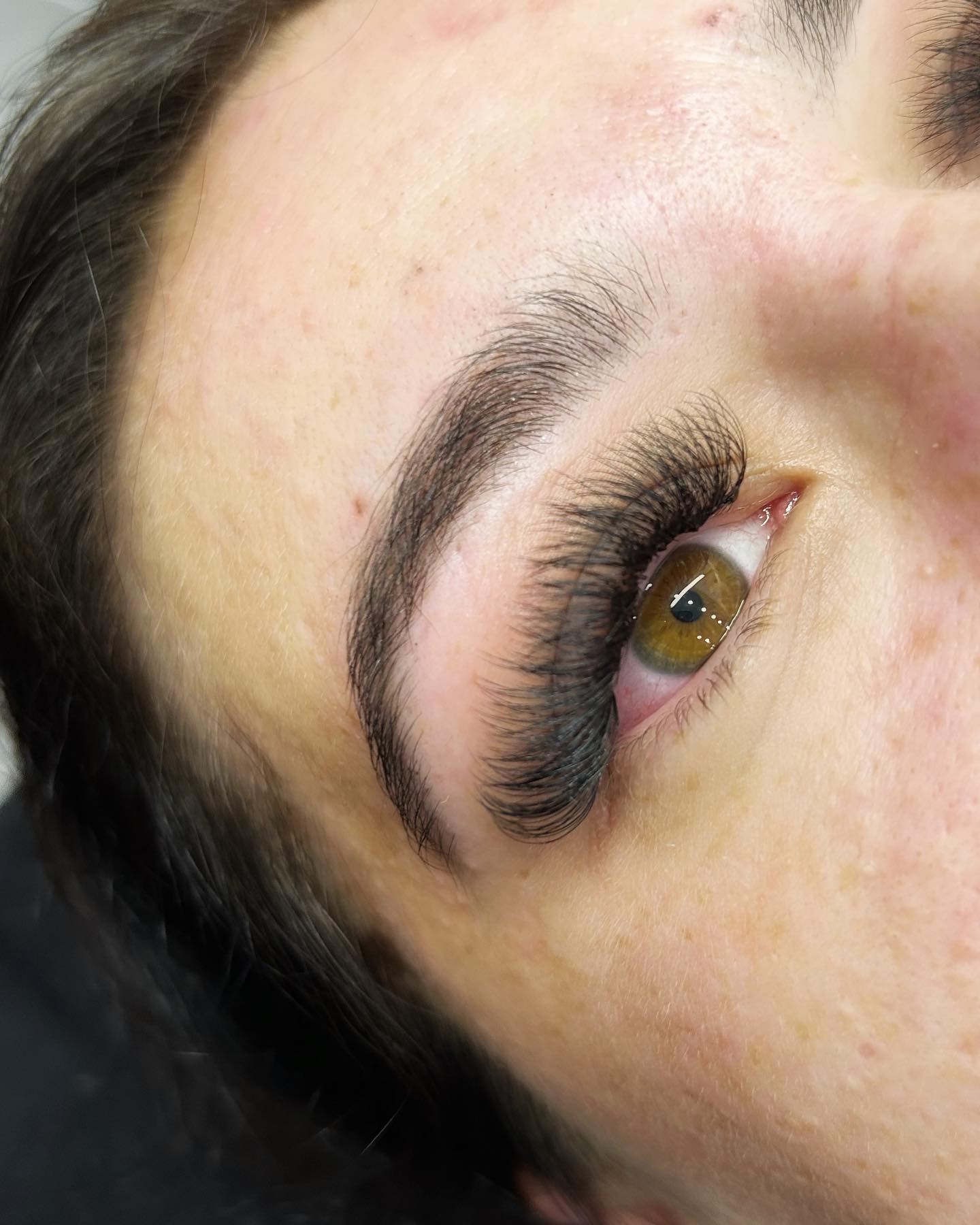 Russian Volume lashes — Dense feathered fans